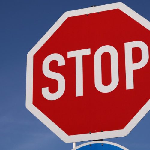 Najczęściej używane znaki drogowe – jakie mają znaczenie i gdzie są używane?